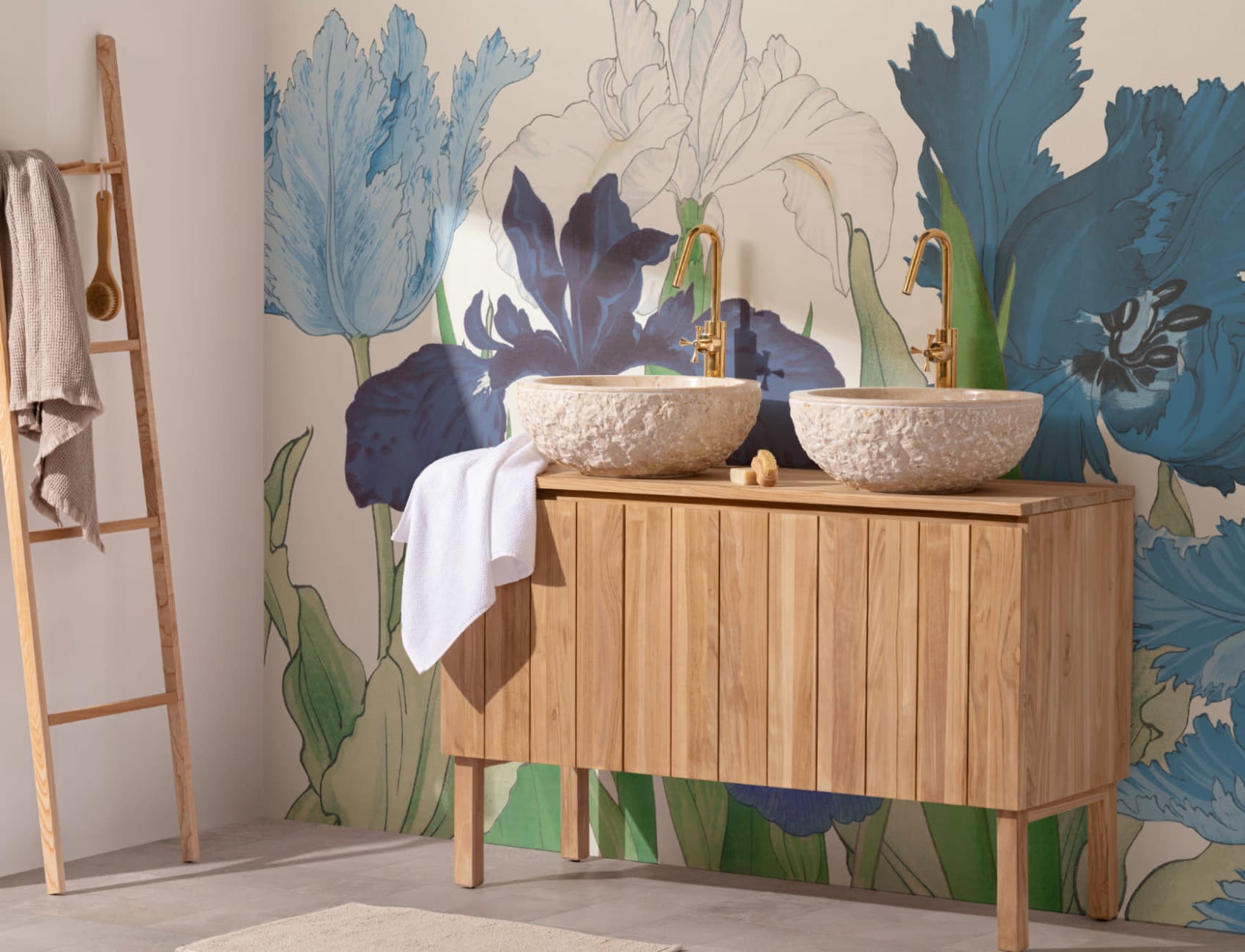 Papel pintado tulipanes e iris azules