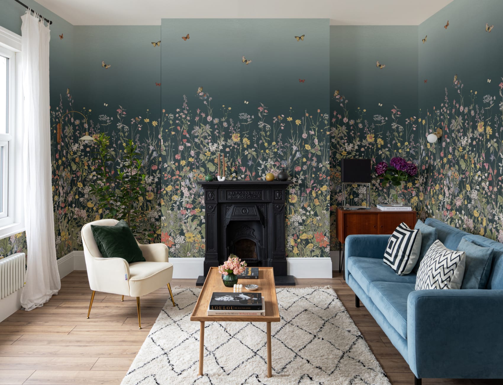 Papier peint bleu foncé ombré de fleurs sauvages et de papillons