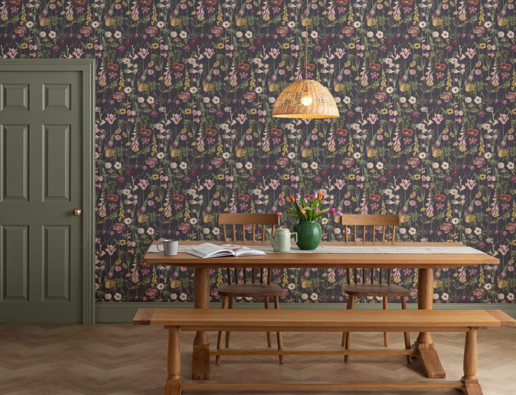 Mörk illustrerad vildblomma tapet