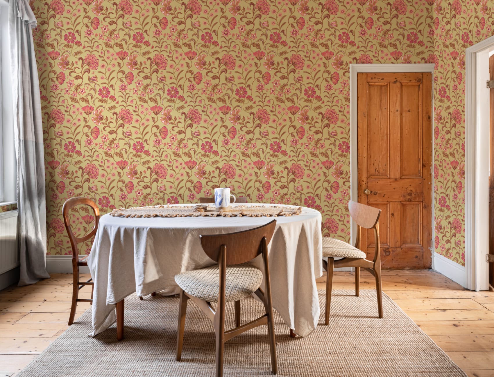 Guldfarvet blomstret tapet i indisk stil