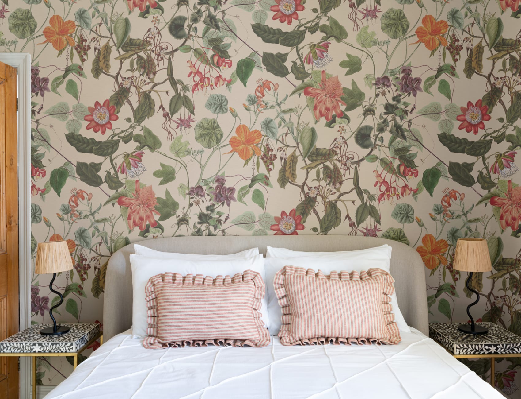 Elegant fototapet med botaniske blomster i creme