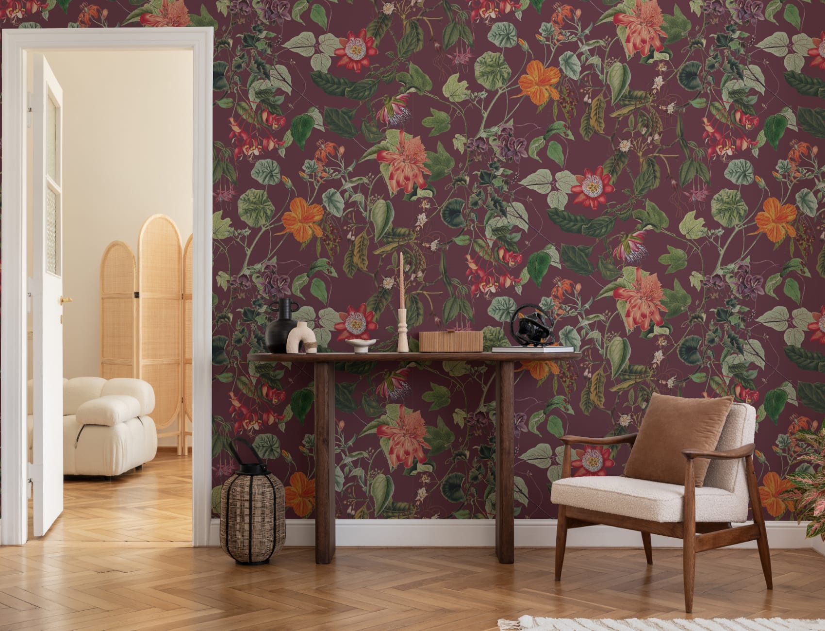 Mural de papel pintado con motivos florales y botánicos en rojo baya intenso