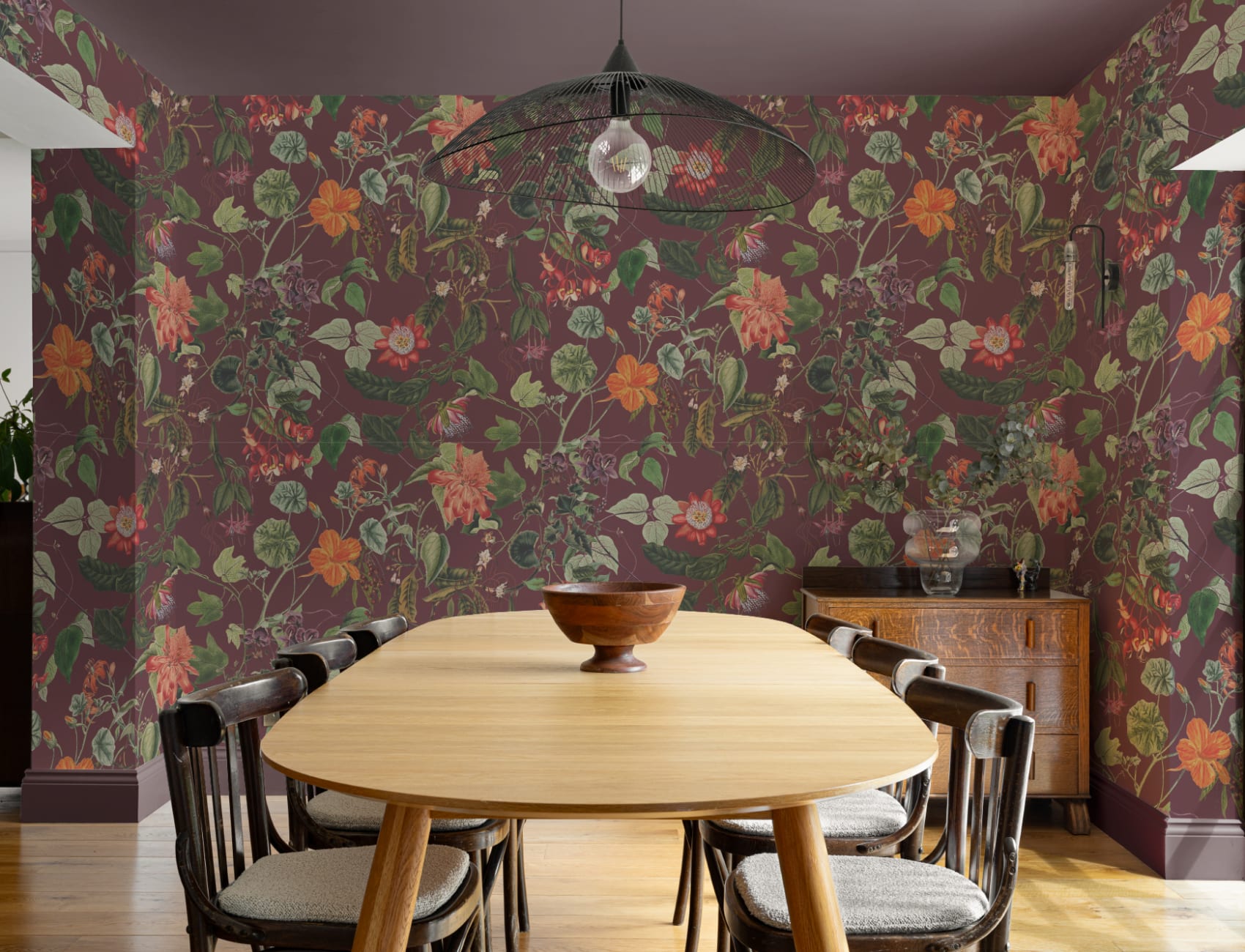 Mural de papel pintado con motivos florales y botánicos en rojo baya intenso
