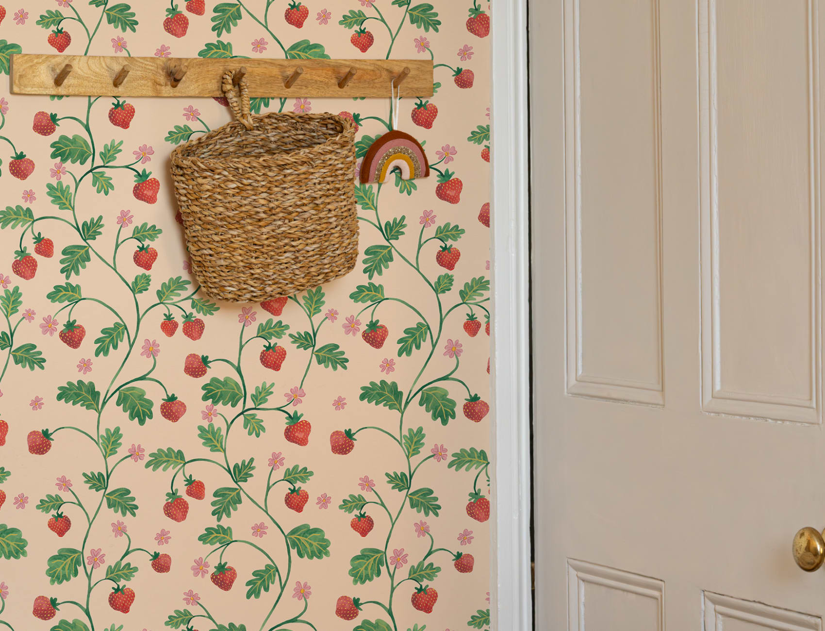 Papier peint beige vintage aquarelle fraise et feuillage