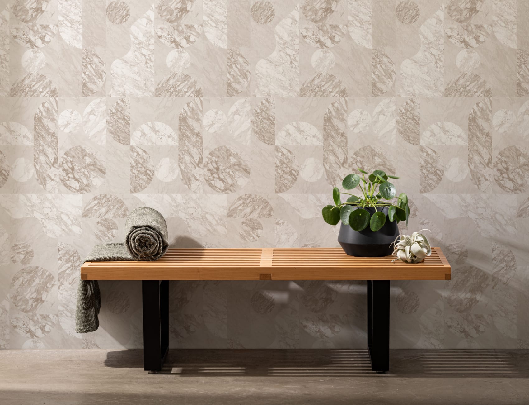 Carta da parati geometrica moderna e beige con forme di marmo