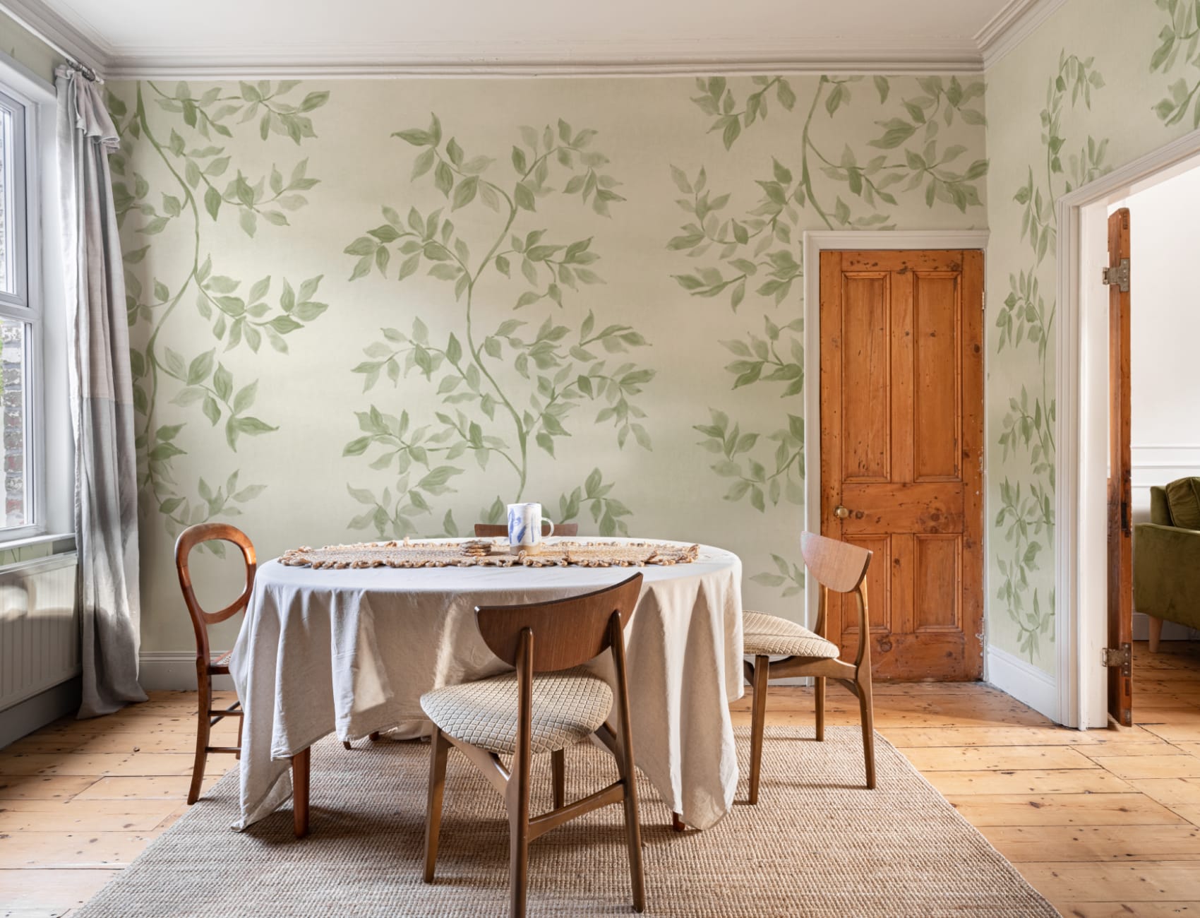 Mural de papel pintado con motivos botánicos de hojas de color verde suave