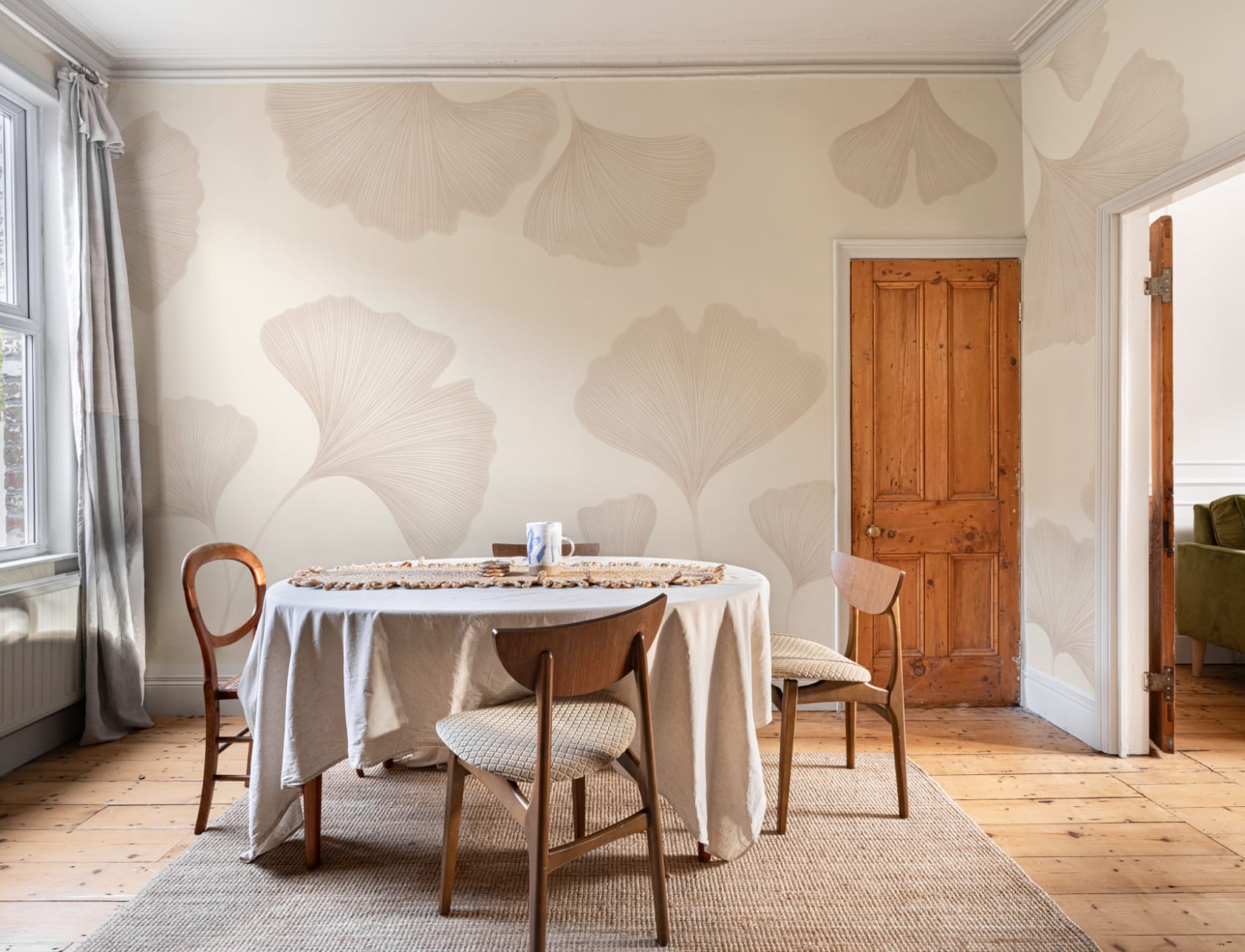 Neutrale muurschildering van ginkgobladeren