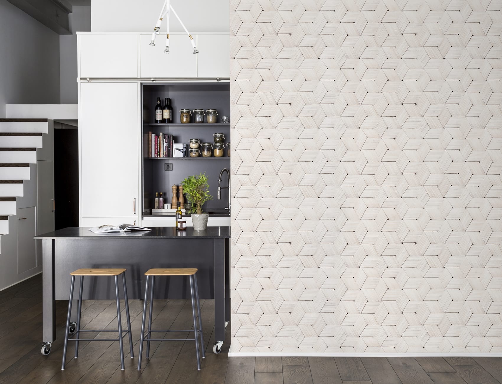 Eine geflochtene Wand in hellem Holz