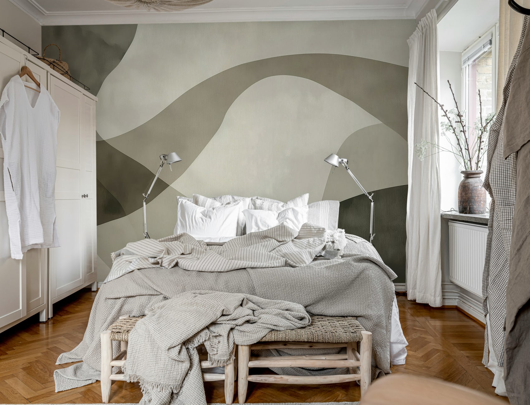 Fließender, minimalistischer Charme