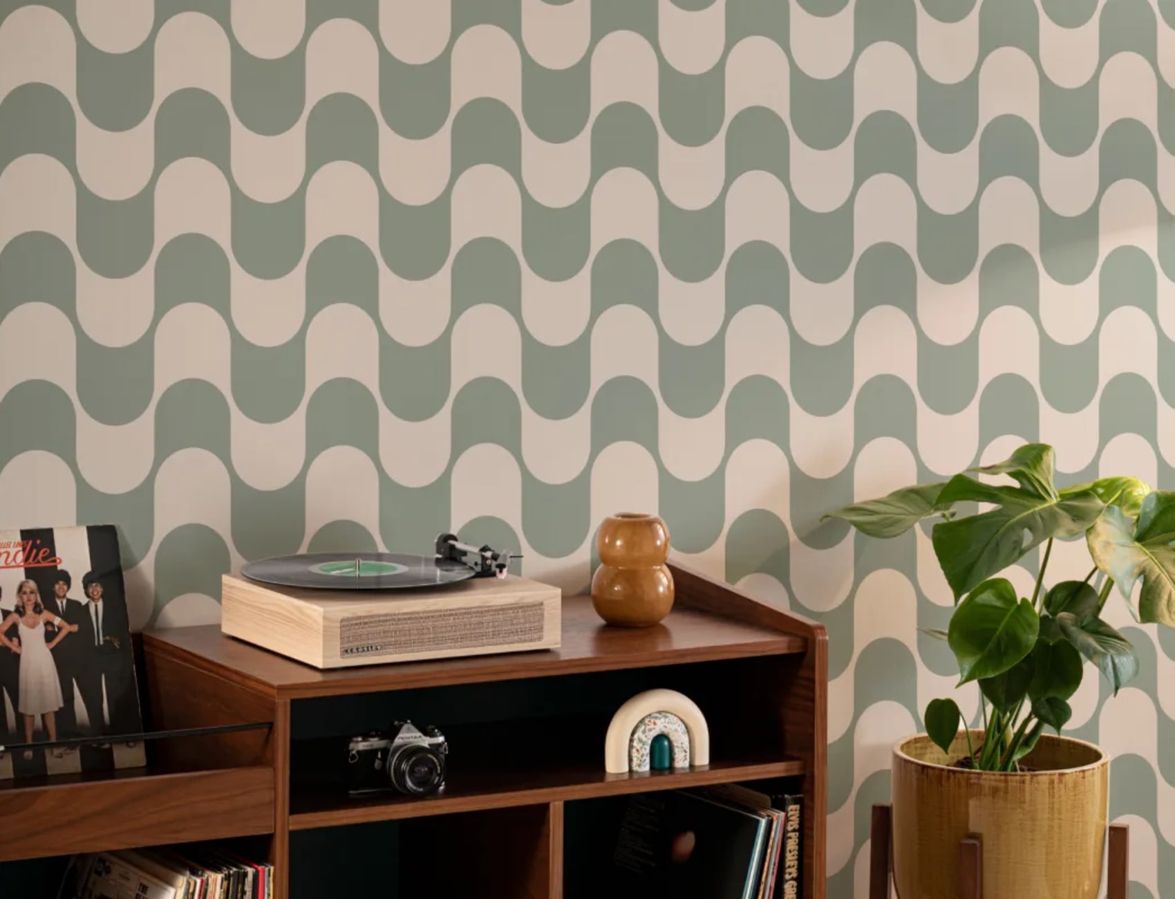 Green Groovy Retro Repeat Pattern Wallpaper