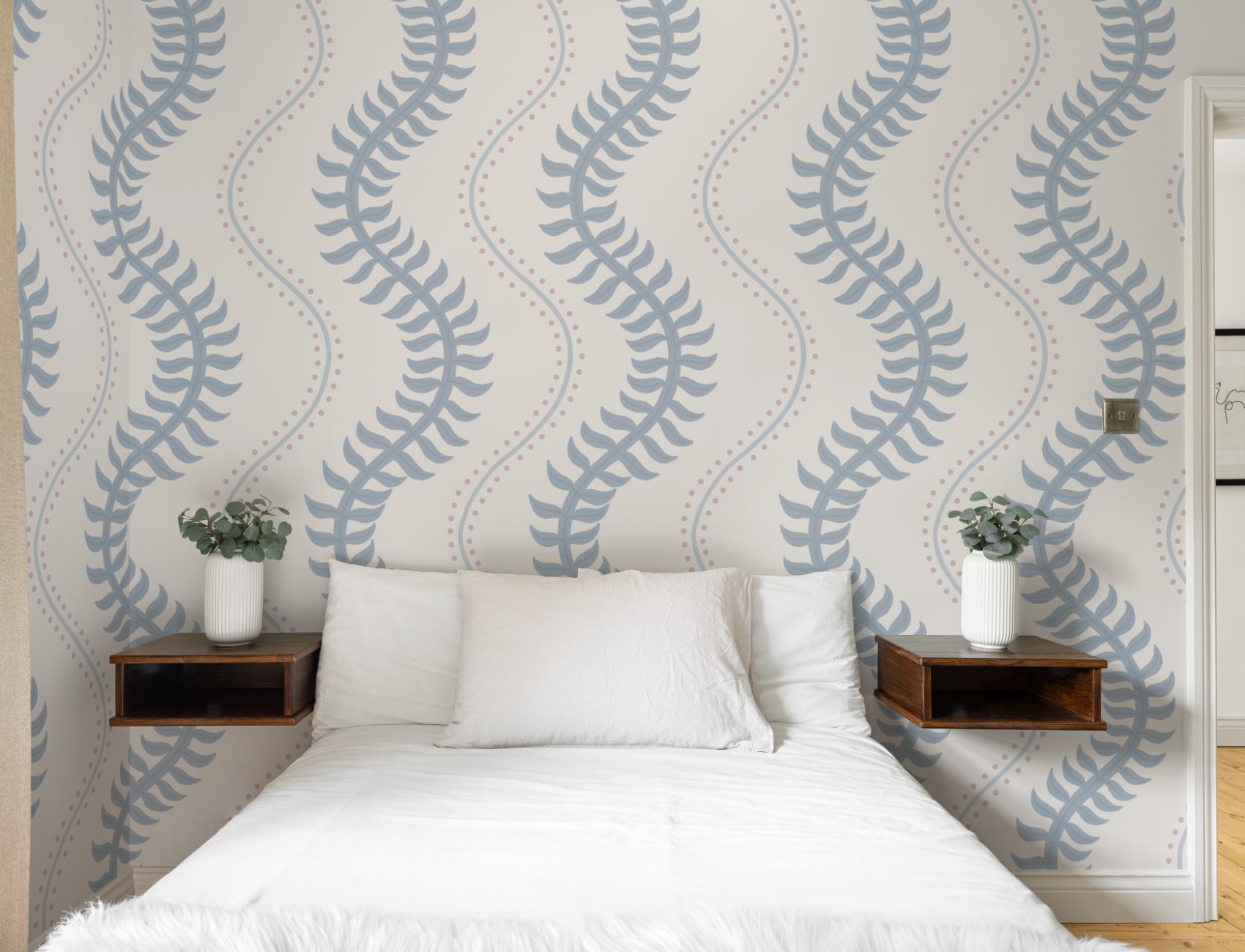 Mural com padrão de listras azuis e rosas para espaços tranquilos