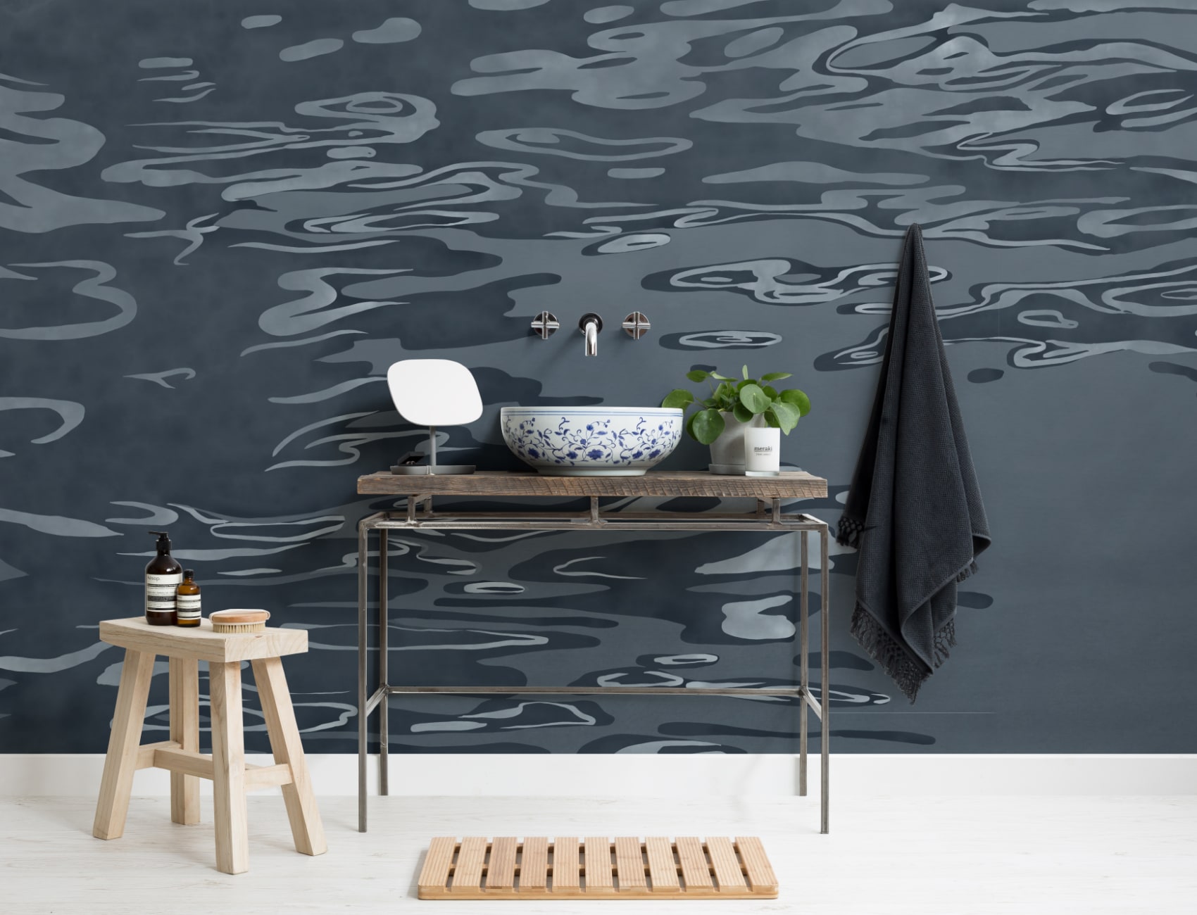 Håndmalt fototapet med krusende vanneffekt i marineblå
