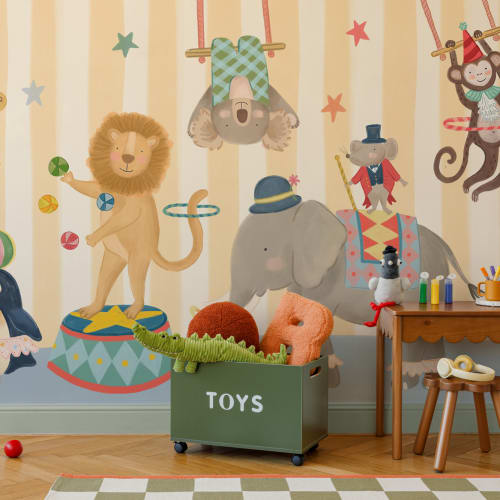 Mural de papel pintado con rayas amarillas para niños.