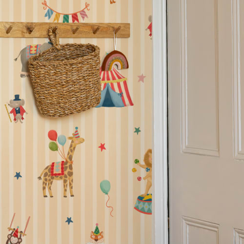 Mural infantil de animales de circo con rayas amarillas