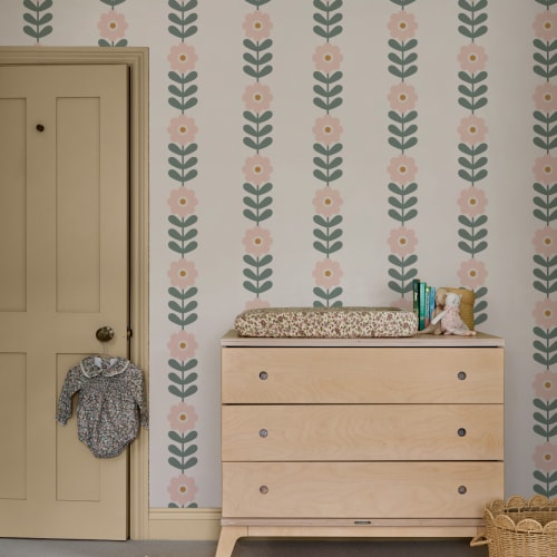 Retro Pink Daisy Floral Repeat Pattern Wallpaper