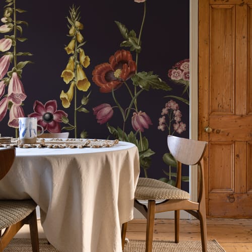 Donker geïllustreerde muurschildering van wilde bloemen