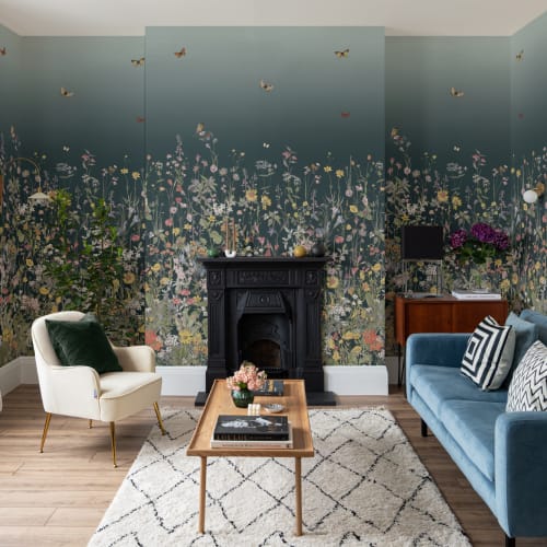 Donkerblauwe muurschildering van wilde bloemen en vlinders