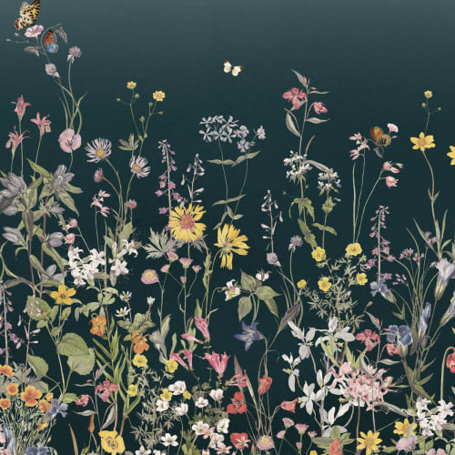 Donkerblauwe muurschildering van wilde bloemen en vlinders