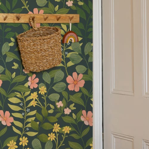 Mørk marineblå blomsterhage tapet