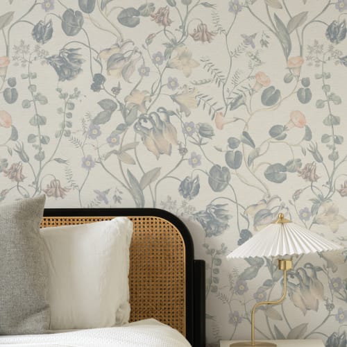 Evelina Blue Botanical Wallpaper med nyckfulla vintage blommiga detaljer