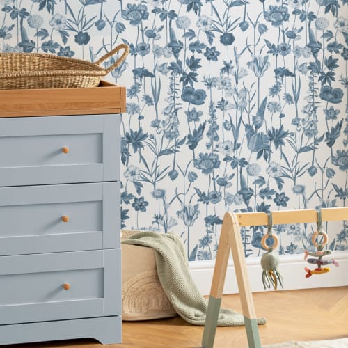 Blå og hvid illustreret tapet med vilde blomster