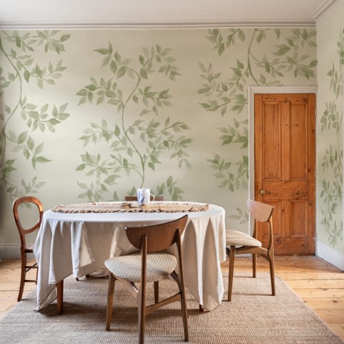 Mural de papel pintado con motivos botánicos de hojas de color verde suave