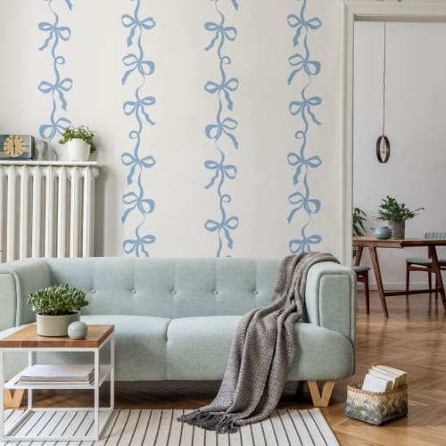 Mural de riscas com laço de fita azul