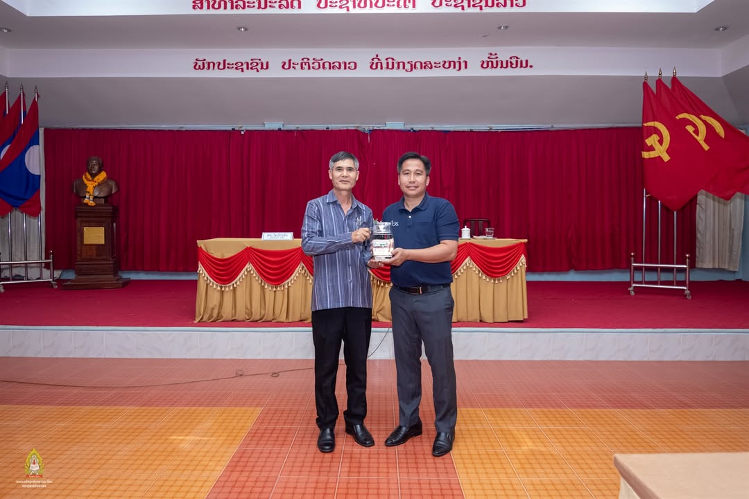 ທ່ານ ວັດວິສາ ເເກ້ວສາລີວົງ ຜູ້ອຳນວຍການໂຄງການ Leaps III ຕາງໜ້າໂຄງການ CRS ມອບຊຸດ ເຢືອກນ້ຳ ແລະ ຈອກ ແກ່ ພ