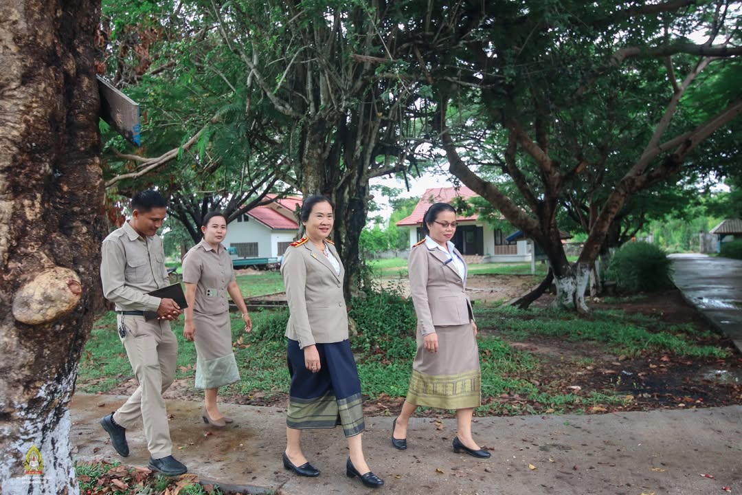 ທ່ານນາງ ບໍ່ແກ້ວ ແກ້ວພາວັນ ຮອງຫົວໜ້າພະແນກສຶກສາທິການ ແລະ ກິລາແຂວງສະຫວັນນະເຂດ ລົງຕິດຕາມການສອບເສັງ ແລະ ເ