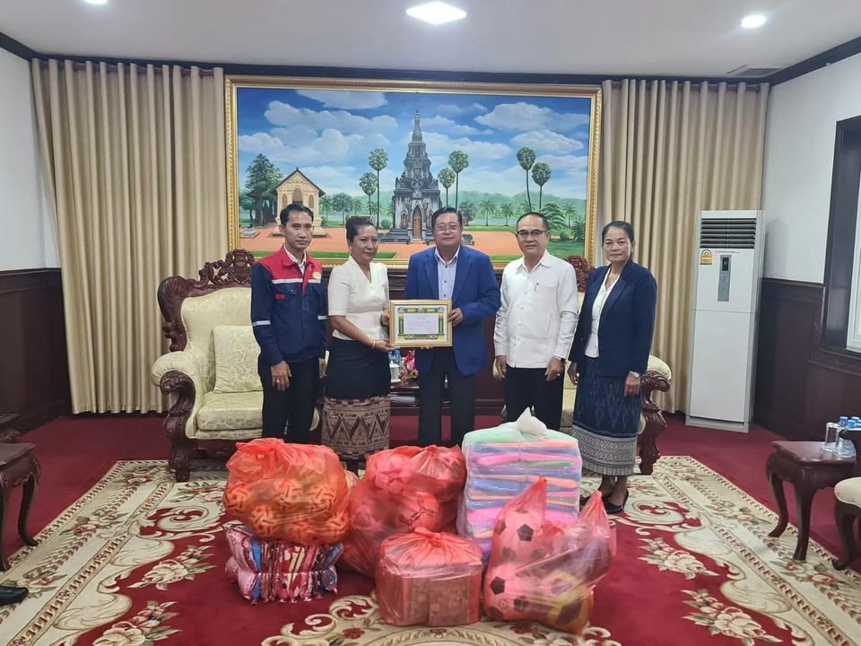 ການມອບໃບຍ້ອງຍໍໃຫ້ແກ່ບັນດາບໍລິສັດ ແລະ ພາກສ່ວນຕ່າງໆ