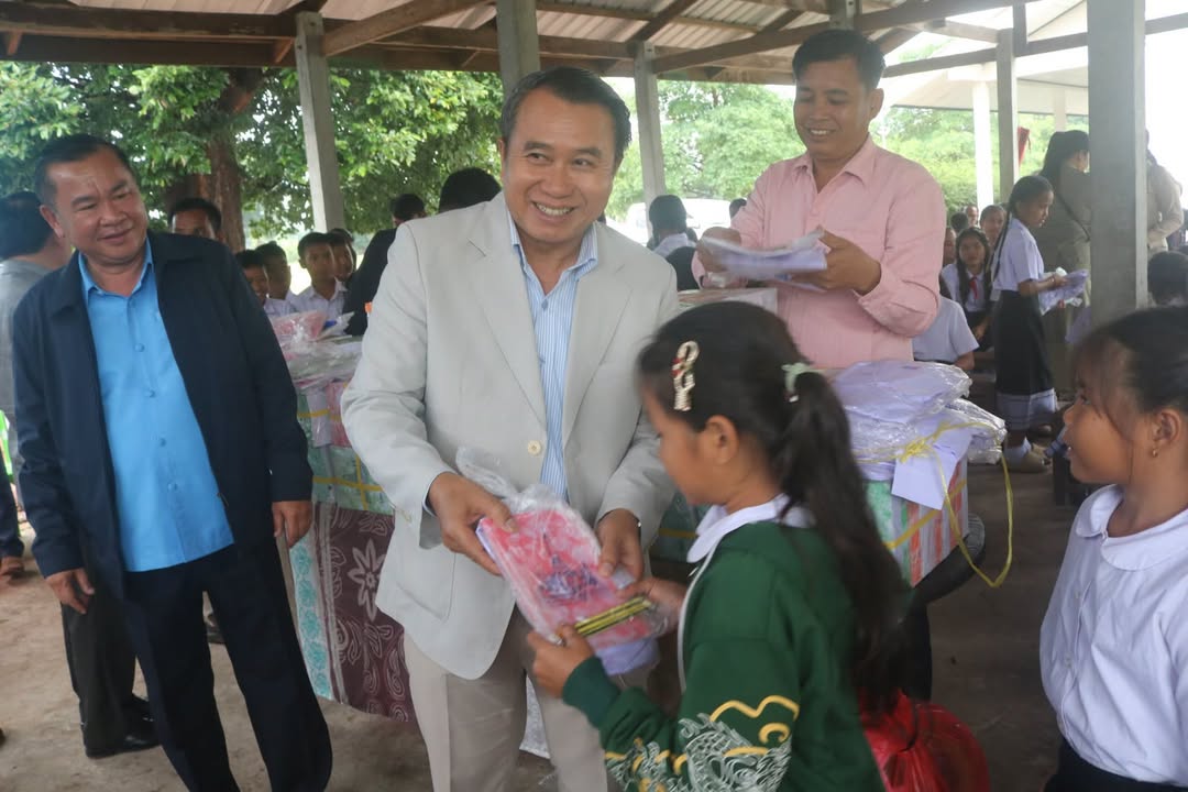ການມອບອຸປະກອນການຮຽນ ແລະ ກິລາ