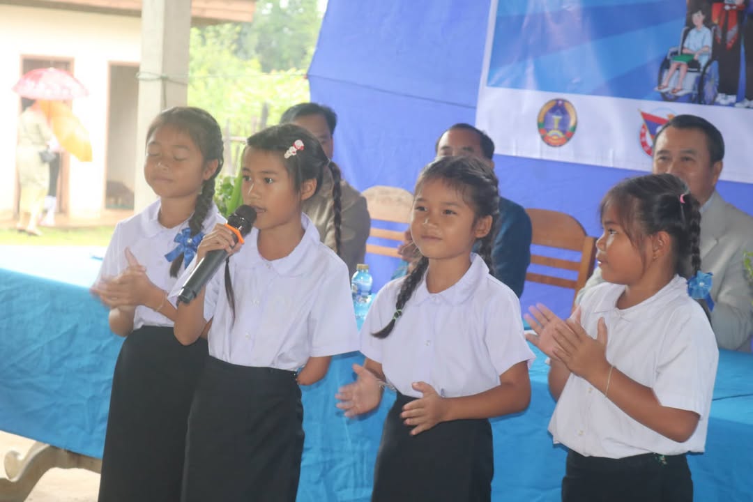 ລົງສຳຫຼວດຂົວ ແລະ ມອບເຄື່ອງຊ່ວຍເຫຼືອ