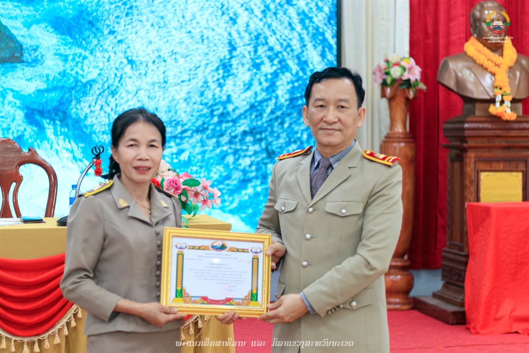 ທ່ານ ປອ ສຸກສົມພອນ ອະໂນໄທ ໃຫ້ກຽດໂອ້ລົມ