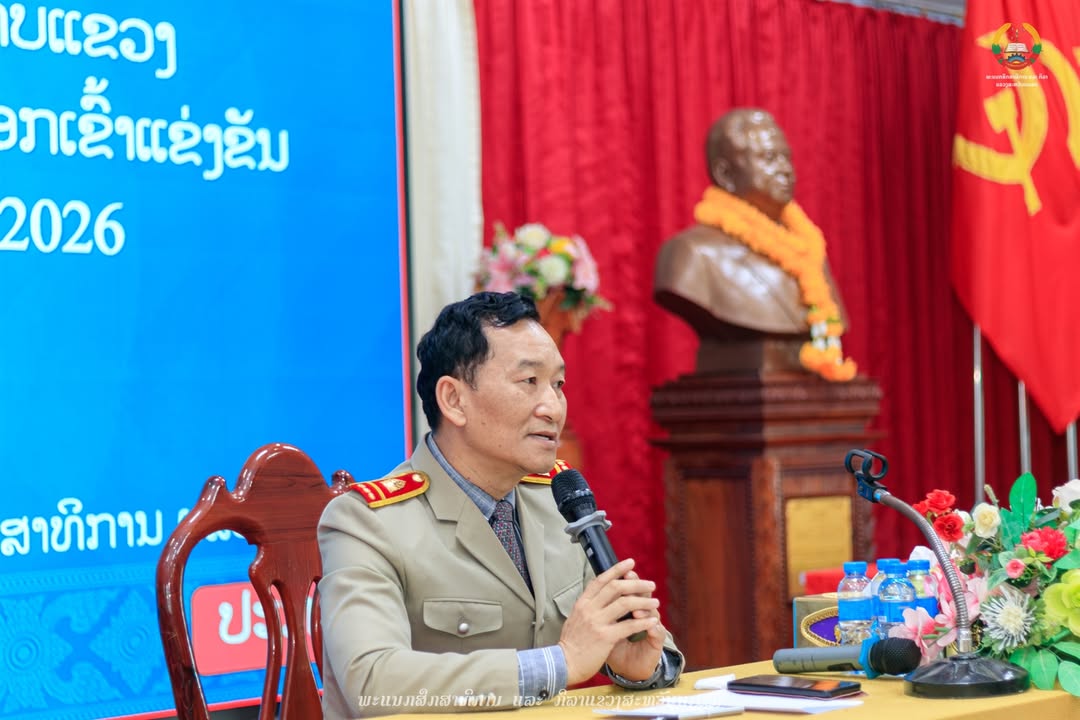 ທ່ານ ປອ ສຸກສົມພອນ ອະໂນໄທ ໃຫ້ກຽດໂອ້ລົມ