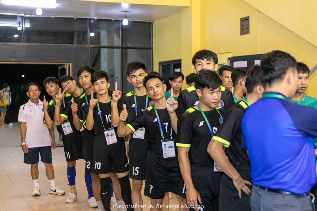 ກະຕໍ້ທີມຊຸດຄູ່ຊາຍ ສະຫວັນນະເຂດ ຄວ້າຫຼຽນເງິນ! ສູ້ເຕັມທີ່ໃນນັດຊີງ ເສຍໃຫ້ຈຳປາສັກຫວຸດຫວິດ 2-1 ຄູ່