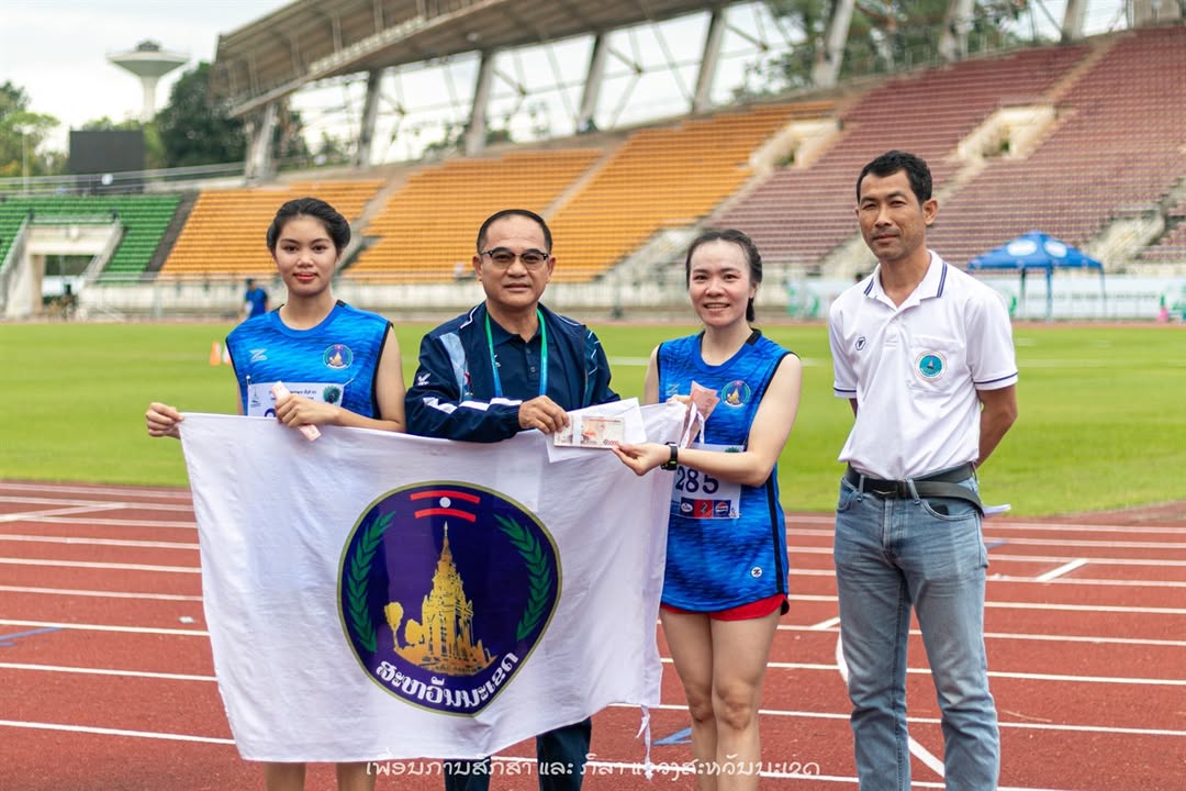 ທ່ານ ອະນຸສອນ ສຸດທິວົງ ຄະນະນຳນັກກິລາ ແຂວງສະຫວັນນະເຂດ ລົງຕິດຕາມໃຫ້ກຳລັງໃຈນັກກິລາ ແລ່ນ-ລານ