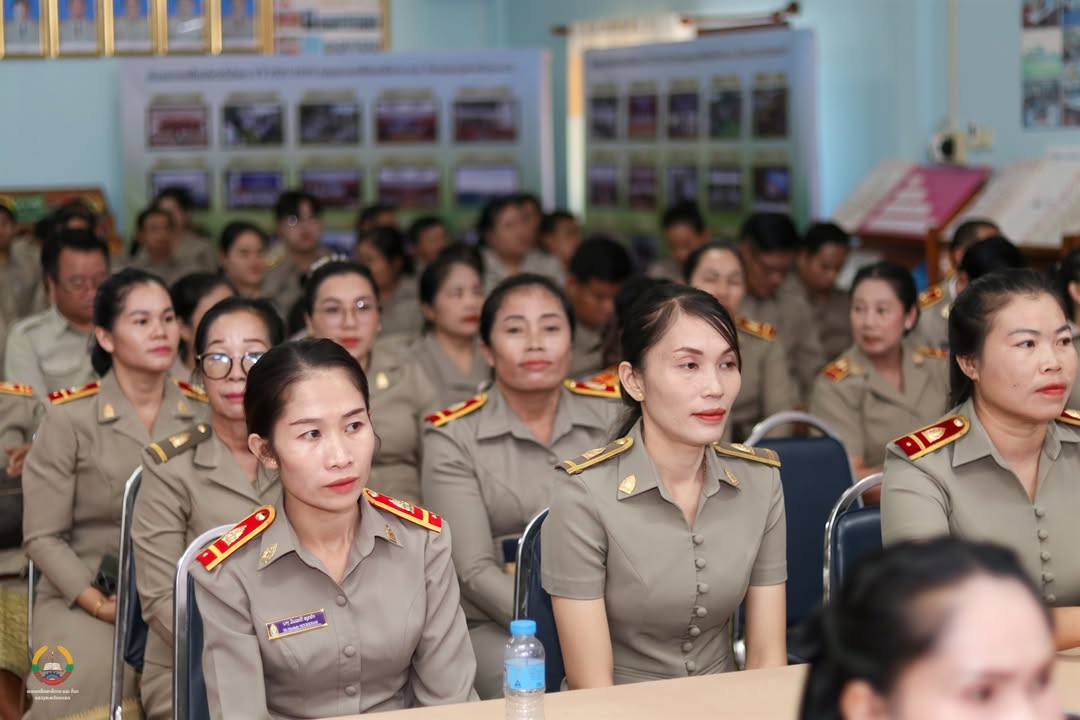 ບັນຍາກາດໃນພິທີມອບໃບຢັ້ງຢືນ
