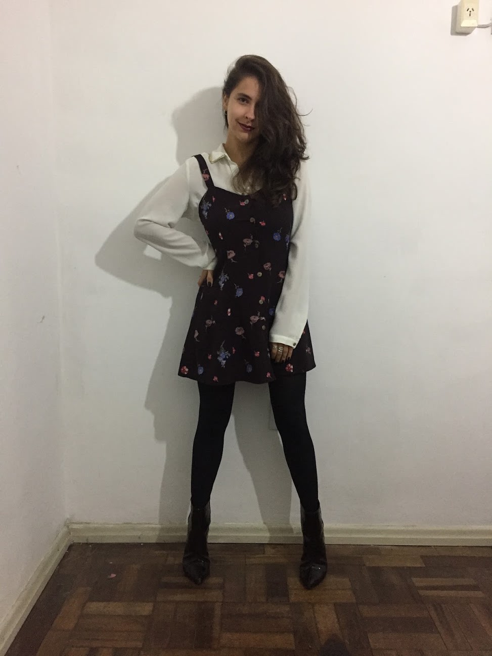 Look com camisa por baixo de vestido Look com camisa por baixo de vestido
