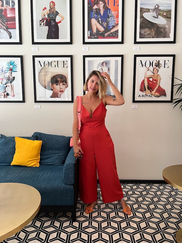 Foto ilustrando looks com macacão. O look é composto por um macacão laranja com alças finas e decote profundo.