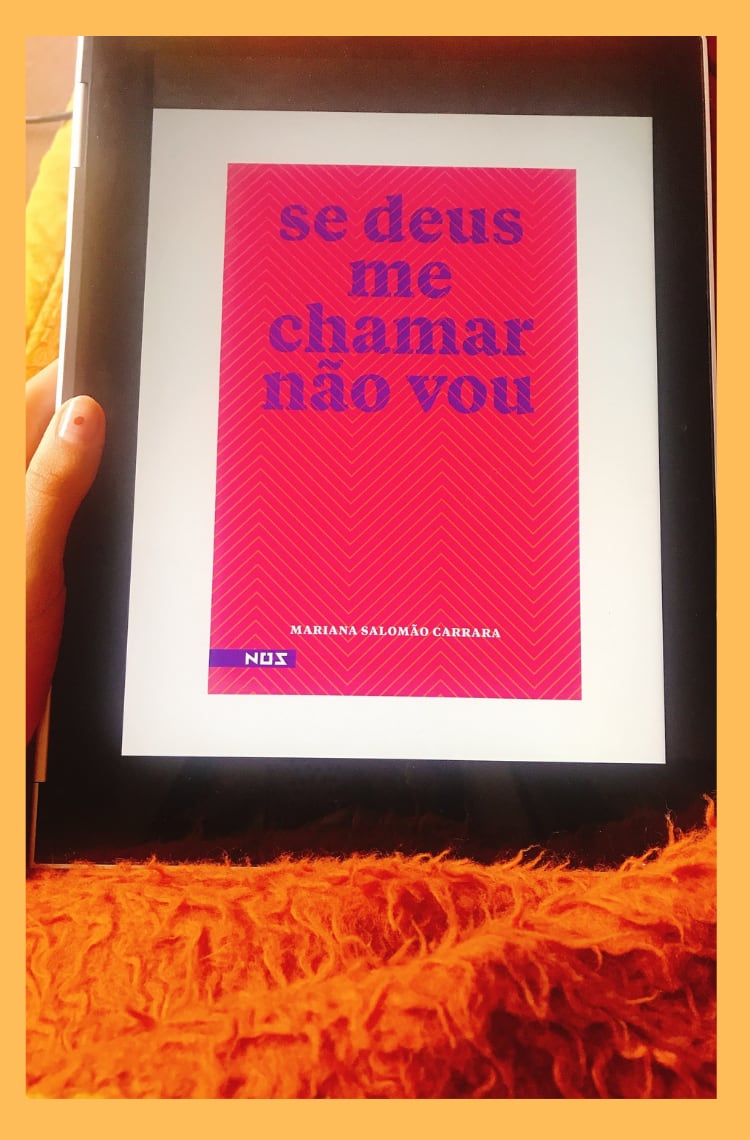 Foto vertical com borda amarela. Na foto, uma mão segura um tablet com a capa rosa e o texto se deus me chamar não vou"