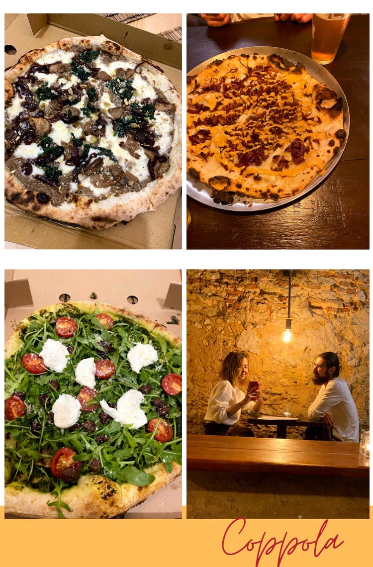 Montagem vertical com fundo branco e quatro fotos dispostas em duplas, uma em cima, outra embaixo. Foto 1 (em cima, à esquerda): uma pizza napolitana de cogumelos, espinafre e queijo está inteira em cima de uma caixa de pizza de papelão. Foto 2 (em cima, à direita): uma pizza de jaca desfiada com mussarela cremosa vegana está em uma forma de alumínio prateada, em uma mesa de madeira escura. Ao seu lado, está um copo de vidro de chopp. Foto 3 (embaixo, à esquerda): uma pizza napolitana de rúcula, espinafre, tomate cereja e ricota está em uma caixa de pizza de papelão. Foto 4 (embaixo, à direita): Marcie e Ícaro estão se fotografando em frente a um espelho, sentados em bancos de madeira, com uma mesa de madeira entre eles. Os dois usam partes de cima brancas e olham para a câmera. Do teto, bem no meio deles, está uma lâmpada acesa amarelada. Logo abaixo das fotos está o texto "Coppola", escrito em fonte cursiva bordô, por cima de uma linha amarela.