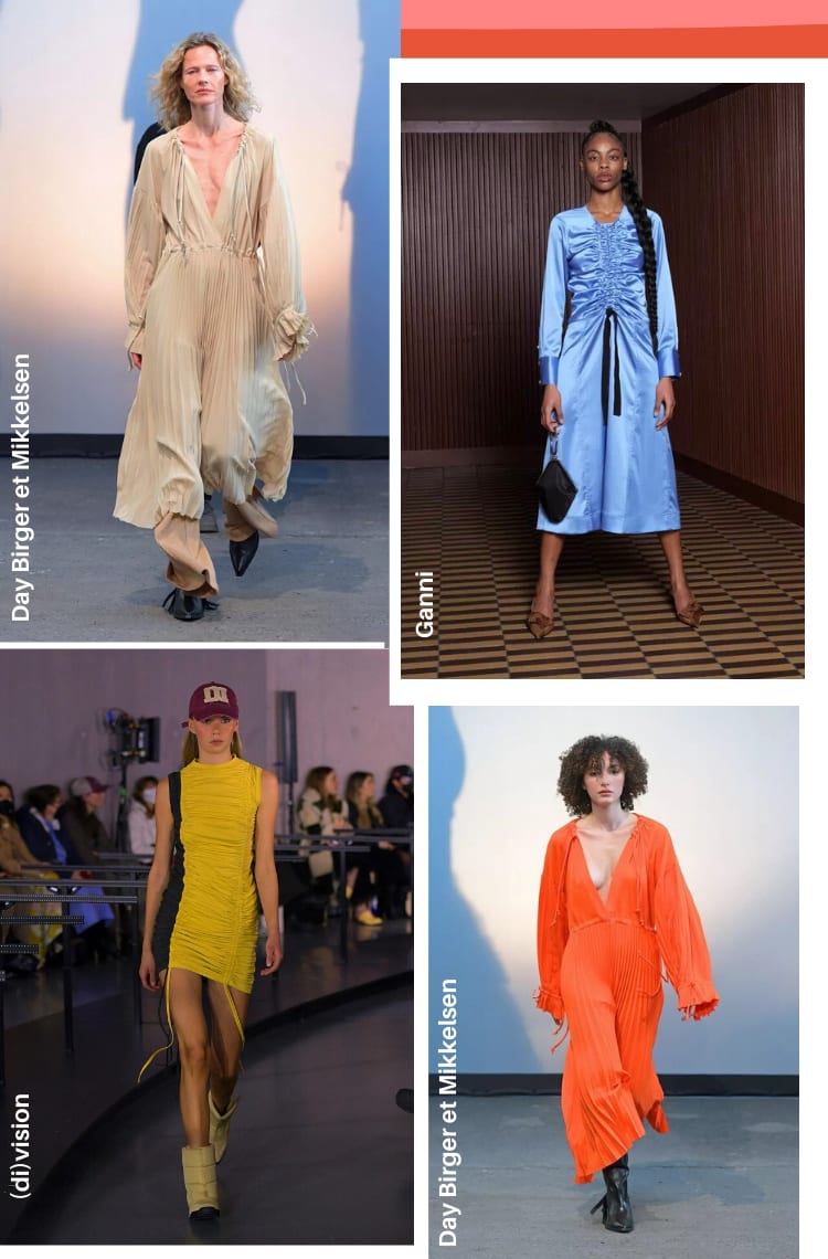 Montagem vertical com quatro fotos lado a lado sobre as 7 tendências da Copenhagen Fashion Week 2022. Foto 1 (em cima, à esquerda, da Bay Birger et Mikkelsen): uma mulher loira com cabelos cacheados desfila em uma passarela cinza com fundo branco iluminado. O look é composto por vestido longo de mangas longas plissado bege, com cordas na altura do decote e cintura, calça bege e bota de bico fino preto. Foto 2 (em cima, à direita, da Ganni): uma mulher com cabelos castanhos preso em uma trança longa está em frente a uma parede marrom com chão estampado em tons de marrom e bege. O look é composto por vestido mídi azul acetinado com cordões na altura do peito que criam um franzido e scarpin bege. Foto 3 (embaixo, à esquerda, da (di)vision): uma mulher loira desfila em uma passarela preta. O look é composto por boné bordô, vestido curto amarelo com listra lateral preta. O vestido é inteiramente franzido com cordões na parte de baixo e botas bege com frente preta. Foto 4 (embaixo, à direita, da Day Birger et Mikkelsen): uma mulher com cabelos castanhos cacheados curtos, na altura do ombro, desfila em uma passarela cinza. O look é composto por vestido mídi laranja plissado com mangas longas, decote v e cordões no decote e região da cintura para criar franzidos.