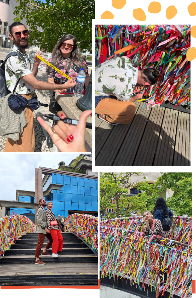 Montagem vertical com 4 fotos e fundo branco, mostrando 12 dicas do que fazer em Aveiro. Foto 1 (em cima, um homem e uma mulher sorriem, segurando uma fita amarela com nomes escritos. Foto 2: um homem está pendurando uma fitinha colorida em uma ponte repleta de fitinhas coloridas. Foto 3 (embaixo, à esquerda): Marcie e Ícaro estão em uma ponte repleta de fitinhas coloridas sorrindo para a câmera. Foto 4 (embaixo, à direita): Marcie está escorada em uma ponte com fitinhas coloridas.