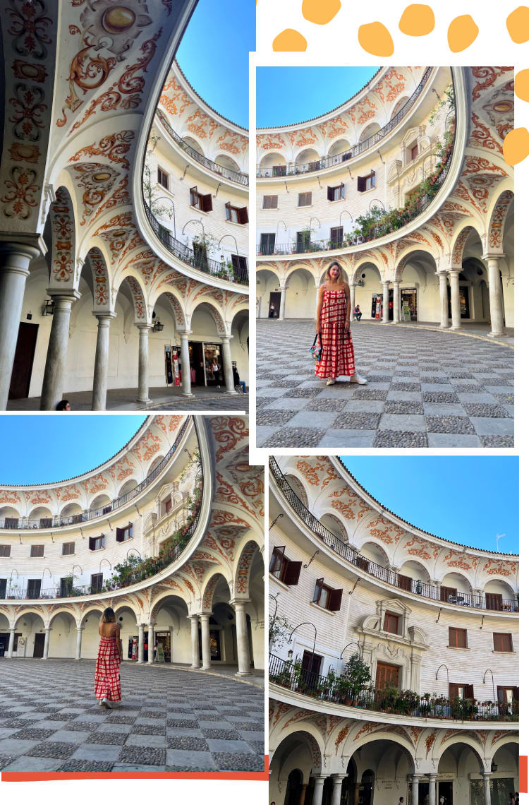 Montagem vertical com quatro fotos dispostas em dupla com dicas do que fazer em Sevilha. As quatro fotos são ângulos diferentes de uma mesma praça semicircular em tons de branco com detalhes laranja.