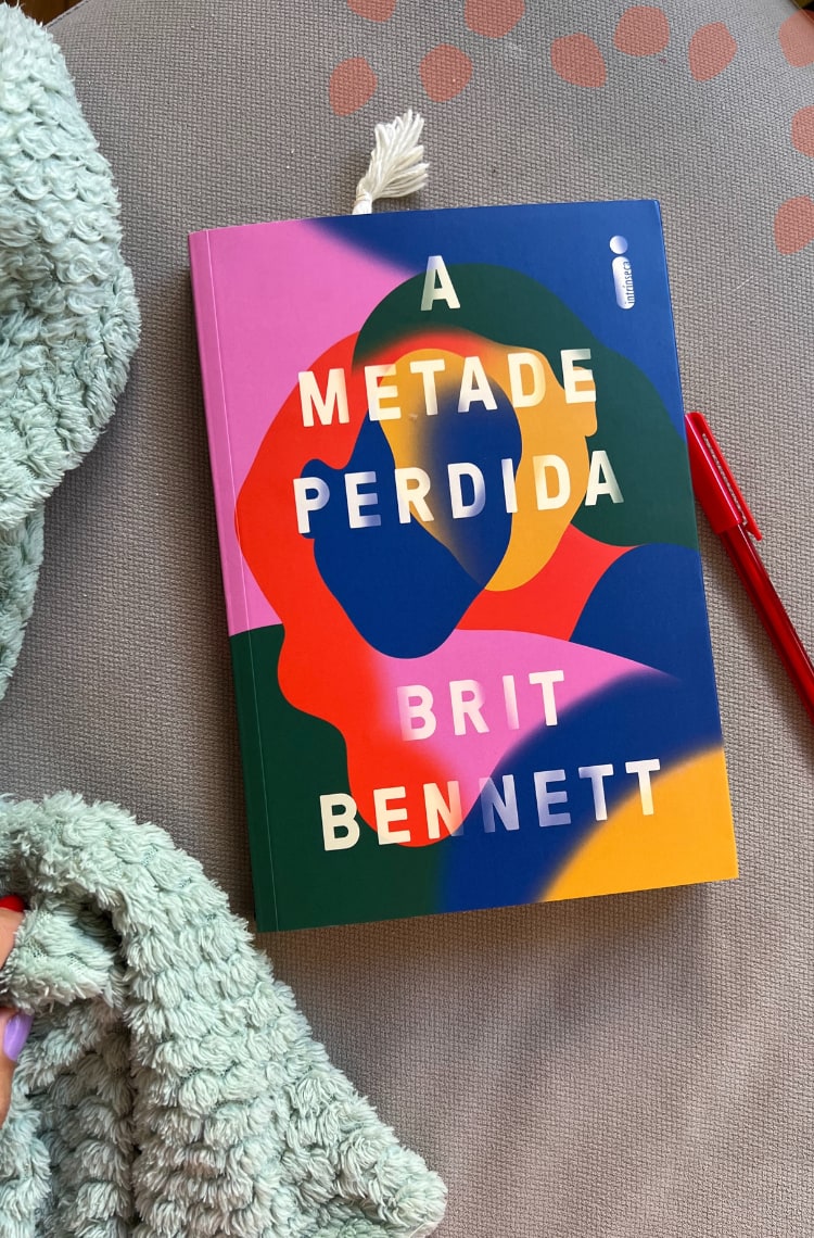 Foto de dicas de leitura com os melhores livros de 2022. No centro está o livro A metade perdida, da Brit Bennett.