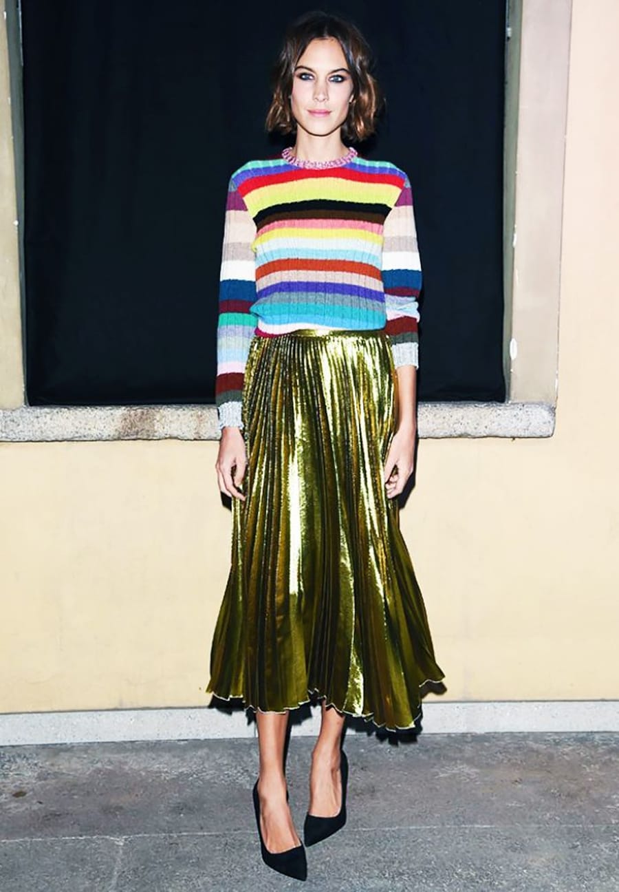 Foto de street style mostrando como usar a saia de gala no dia a dia com listras coloridas.