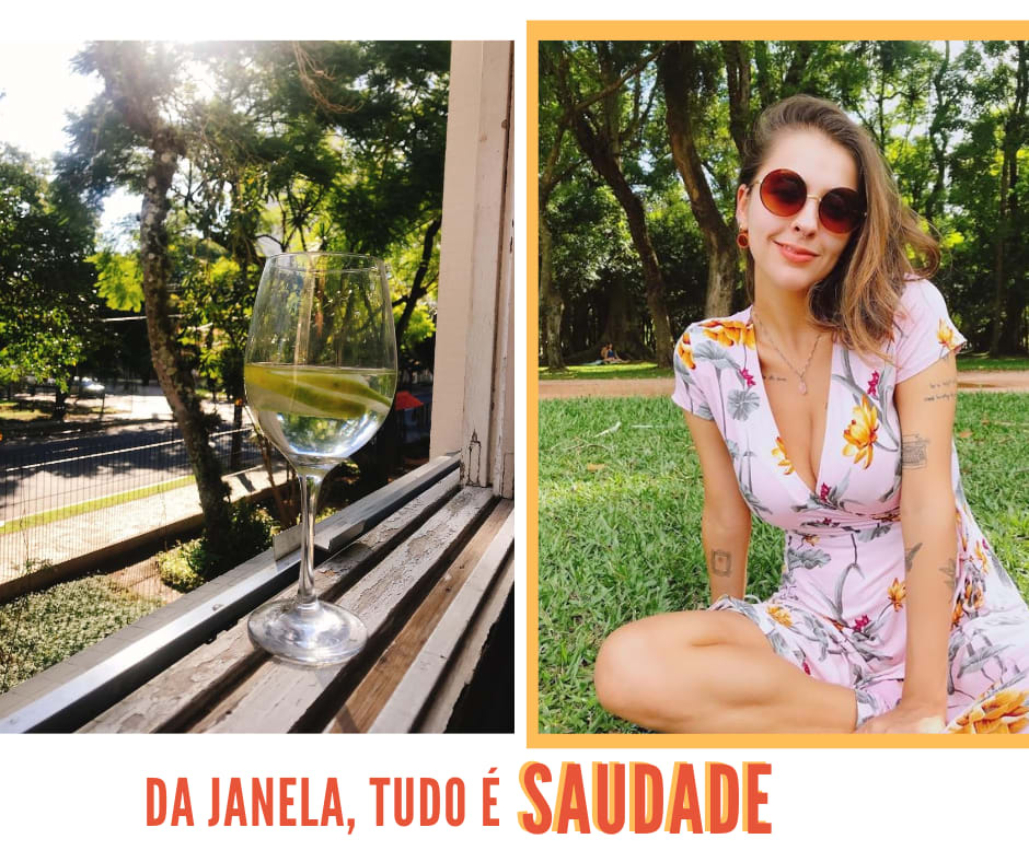 Montagem com duas fotos dispostas lado a lado com fundo branco. Na primeira foto, alinhada à esquerda, está uma taça de vidro com água e limão posicionada em uma janela de madeira com vista para uma rua, com muitas árvores verdes e raios de sol. Na segunda foto, alinhada à direita, Marcie está sentada na grama, com várias árvores de fundo, sorrindo levemente para a câmera. O look é um vestido envelope de mangas curtas com flores amarelas e roxas, óculos escuros redondos marrom e brinco laranja em círculo. Abaixo das duas fotos, está o texto, escrito em laranja com letras maiúsculas "Da janela, tudo é saudade".