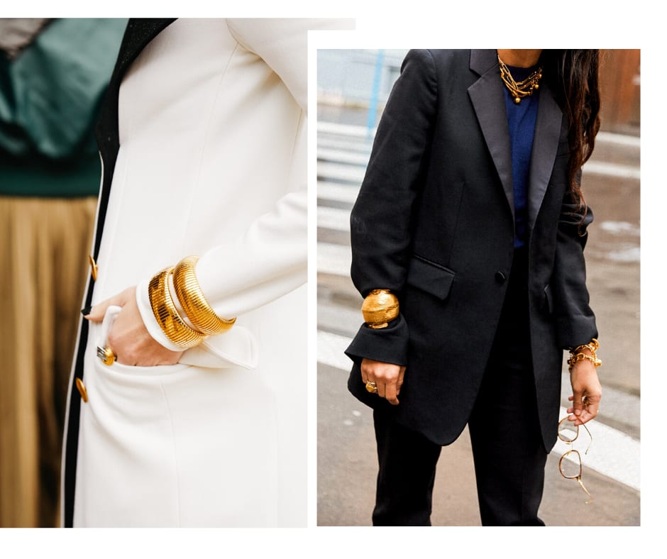 Montagem com duas fotos, para mostrar looks de inverno 2021 com pulseiras por cima de blusas de mangas longas Foto 1 (à esquerda): uma foto detalhe do tronco, sem o rosto aparente. O look é composto por um casaco branco com lapela preta e botões dourados. Uma das mãos está no bolso, com dois braceletes dourados e um anel grande dourado. Foto 2 (à direita): uma foto de plano detalhe da região do corpo. A mulher veste uma camiseta azul-marinho com blazer preto, colares dourados e braceletes dourados por cima das duas mangas.