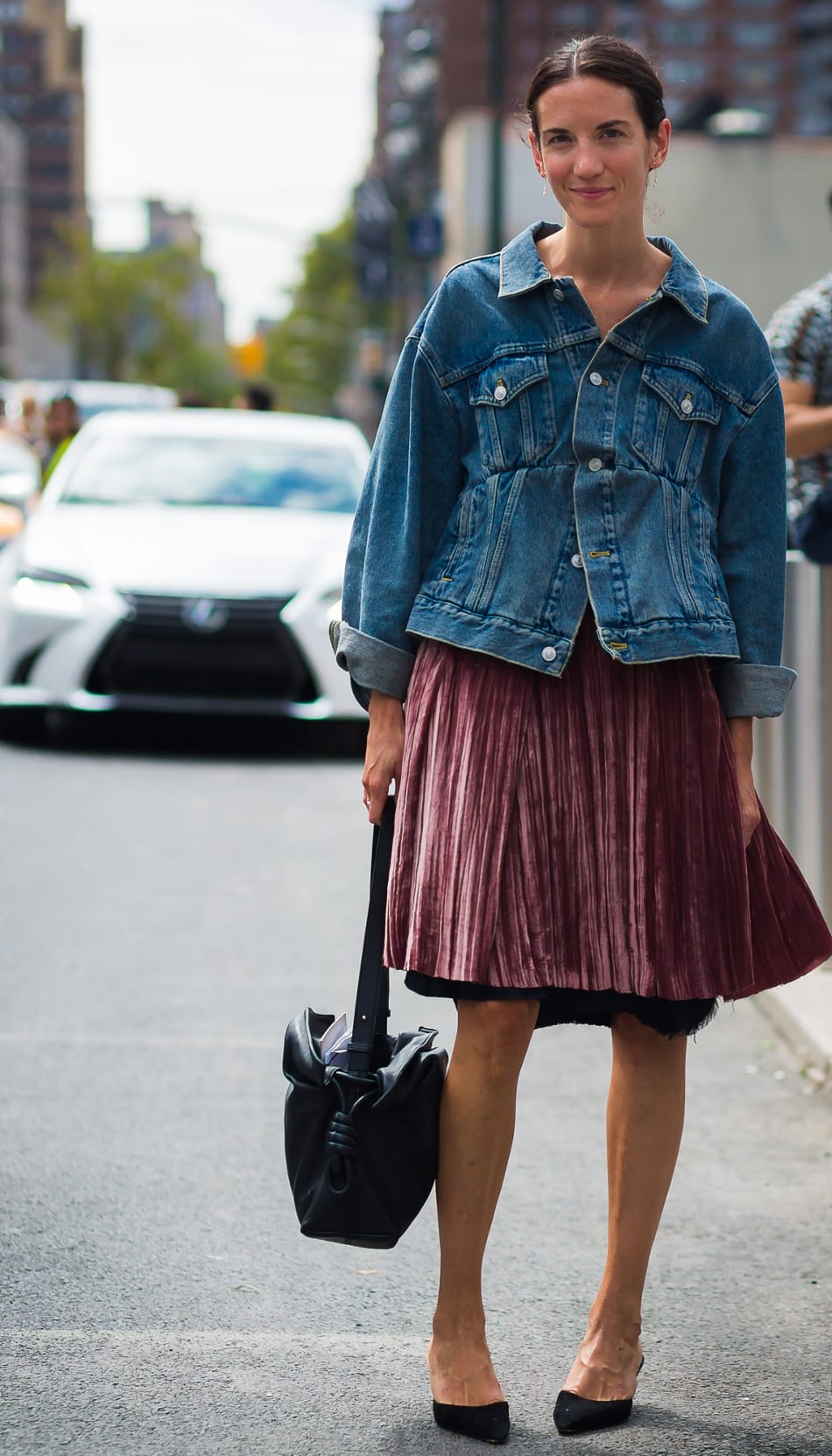 Foto de street style mostrando como usar a saia de gala no dia a dia com jaqueta jeans.