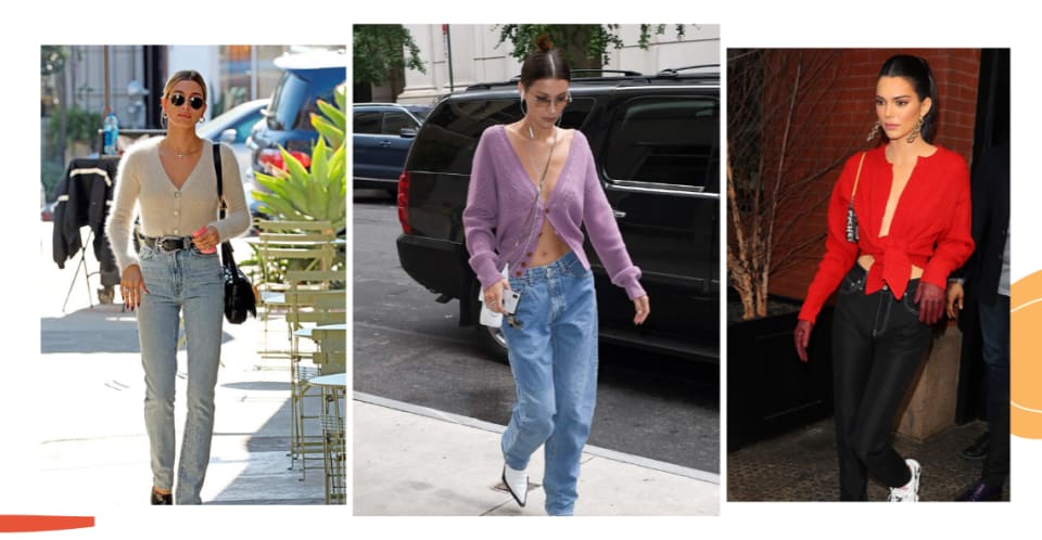 Montagem com 3 fotos dispostas lado a lado em um fundo branco. Da esquerda para a direita, foto 1: Hailey Baldwin caminha em uma rua com mesas e cadeiras amarelas. O Look é composto por cardigan branco usado fechado, com jeans reto azul, cinto preto e bolsa preta. Foto 2: Bella Hadid caminha em uma rua em frente a um carro preto. O look é composto por cardigan lilás usado apenas com o primeiro botão fechado e sem nada por baixo, jeans reto de cintura baixa e bota western branca. Foto 3: Kendall Jenner posa em frente a uma parede de tijolos à vista. O look é composto por cardigã vermelha usado amarrado e com todos os botões abertos, calça jeans preta e tênis branco.